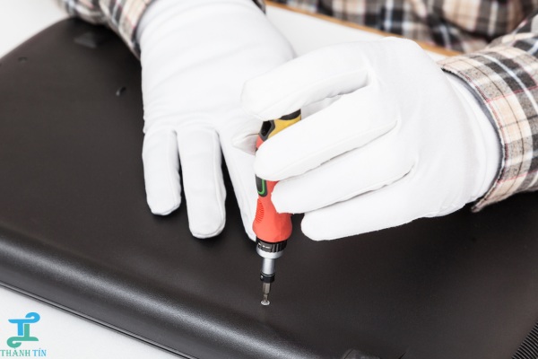 Tháo rời các bộ phận trước khi vệ sinh máy tính Quận 10