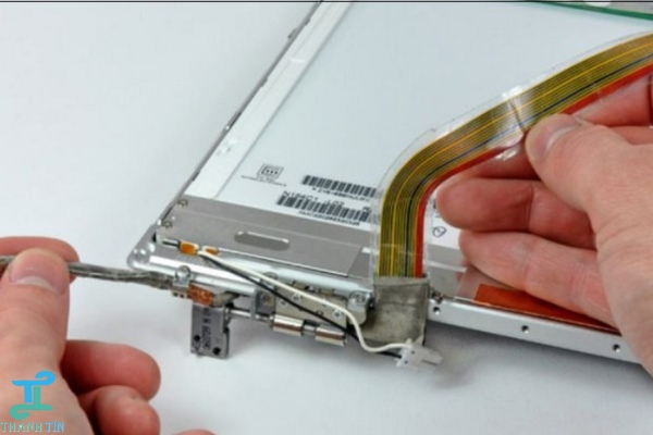thao-roi-man-hinh-khoi-than-may-tinh Tháo màn khỏi thân máy khi gãy bản lề