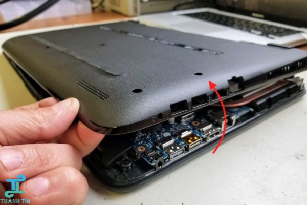 thao-vo-laptop Tháo vỏ laptop trước khi vệ sinh
