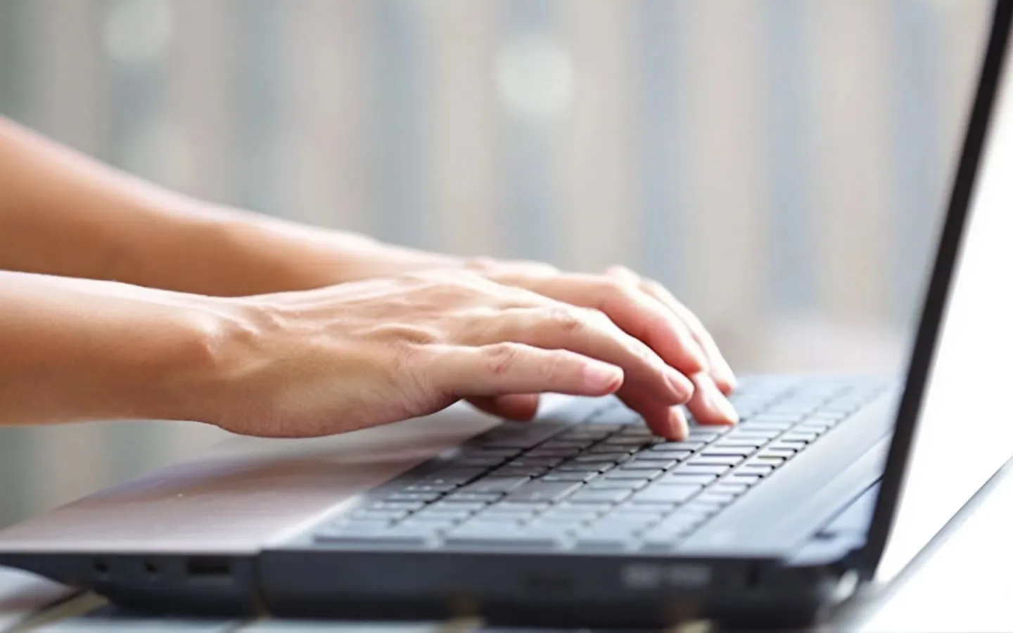 Yếu tố ảnh hưởng giá thay bàn phím