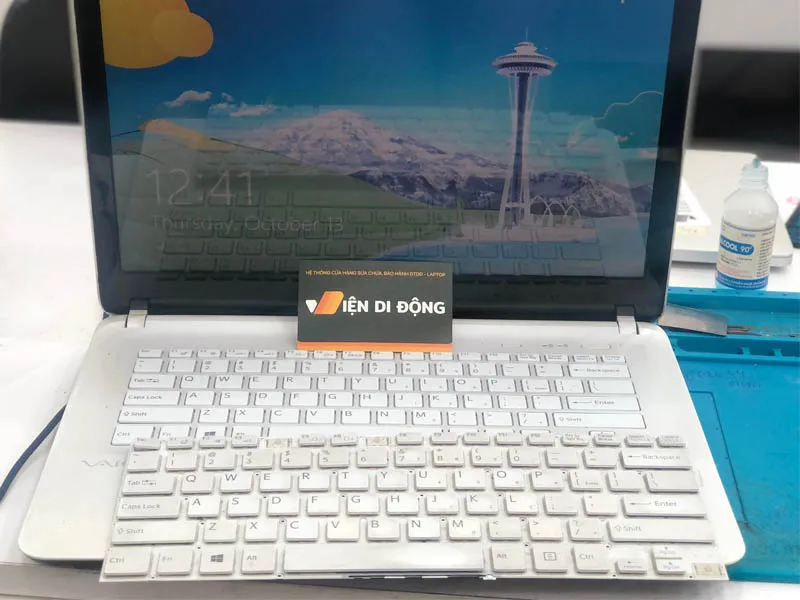 Tiến hành thay thế linh kiện bàn phím Sony cho khách hàng