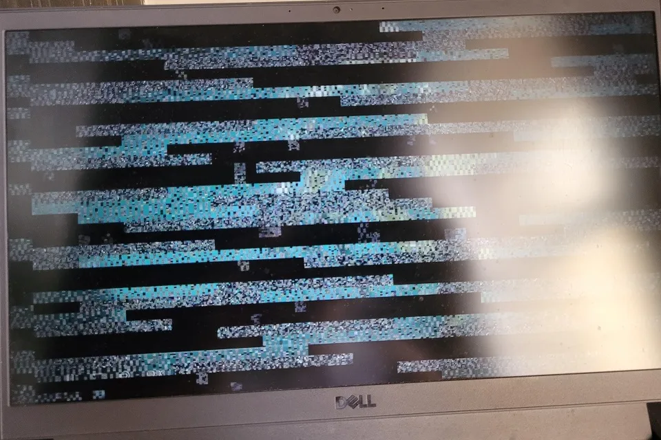 Màn hình giật, lắc, nhiễu màu, có thể do đứt cáp màn hình