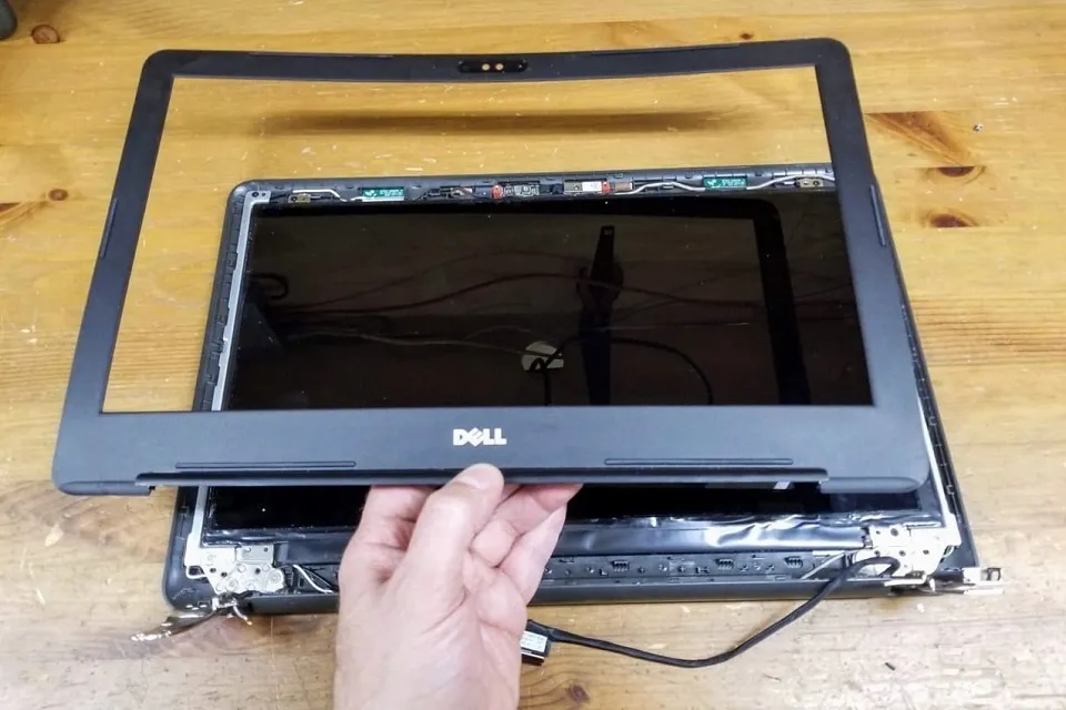 Thay cáp màn hình laptop Dell bao nhiêu tiền?
