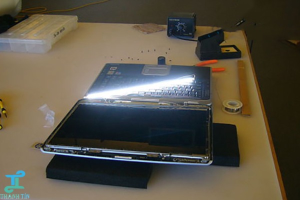Thay đèn led màn hình laptop ở nơi sạch sẽ