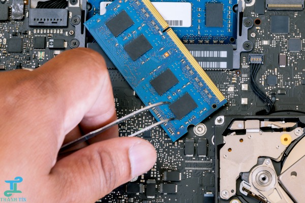 Thay linh kiện có được hỗ trợ bảo hành khi sửa laptop Quận 2