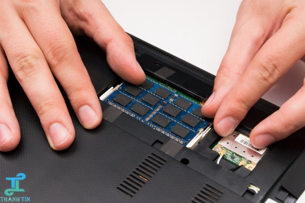 Thay thế bộ phận linh kiện cho laptop