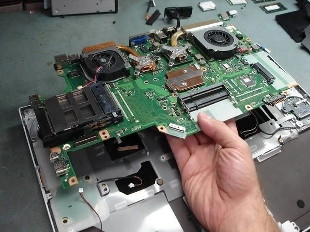 Dấu hiệu cần thay main laptop giá bao nhiêu hợp lý thay main laptop giá bao nhiêu khi mainboard bị lỗi nặng