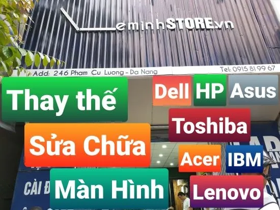 Kỹ thuật viên đang kiểm tra màn hình laptop NEC