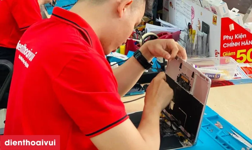 Tháo và tiến hành lắp màn hình mới cho laptop Lenovo