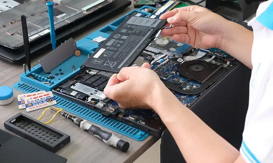 Thay pin laptop Dell chính hãng giá tốt