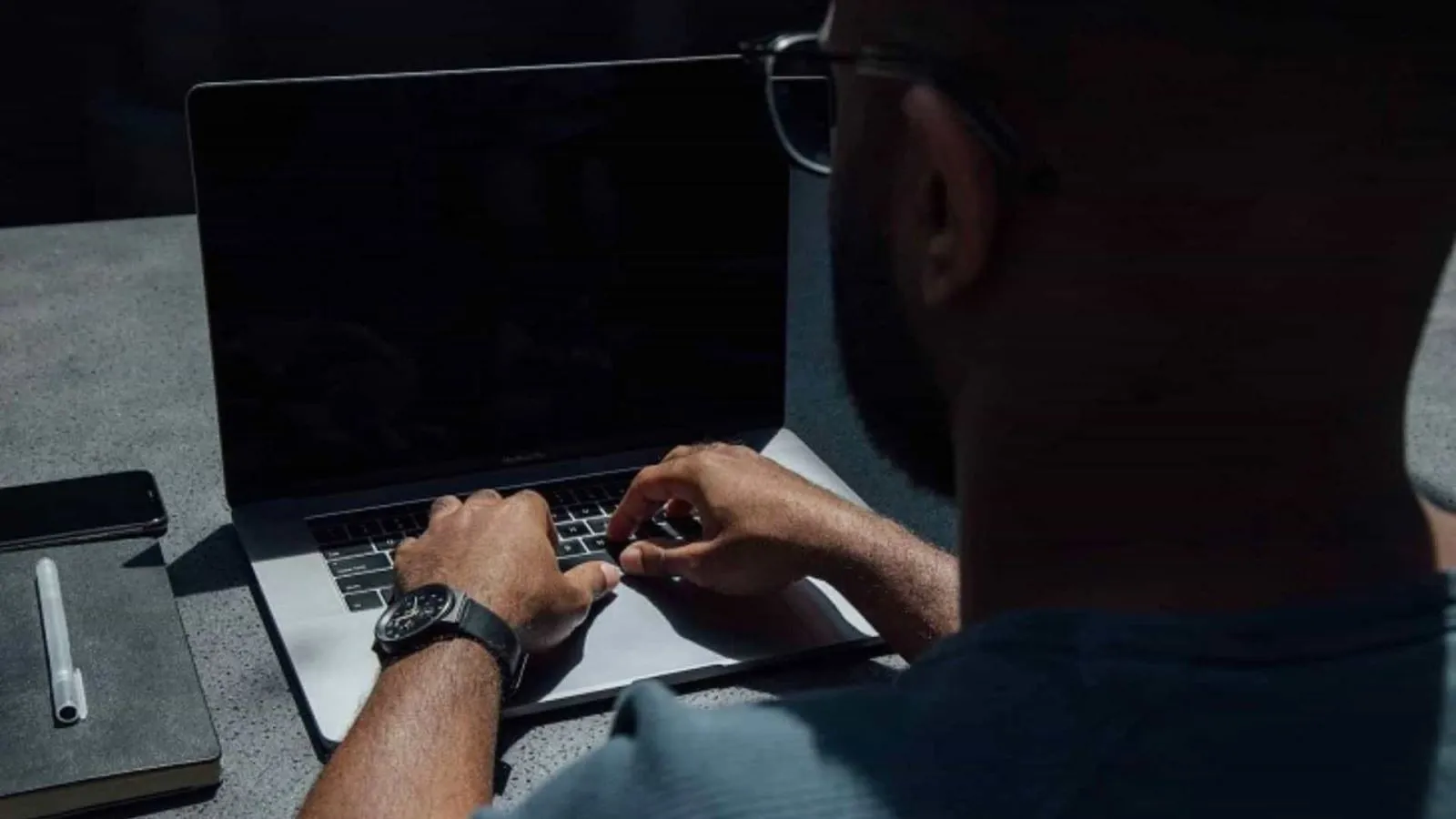 Lỗi pin khiến laptop HP Pavilion bị tắt nguồn bất ngờ