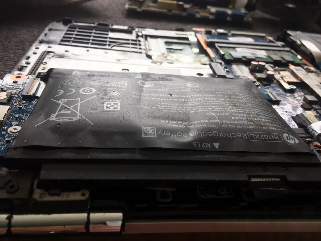 Pin laptop HP bị phồng gây biến dạng vỏ máy