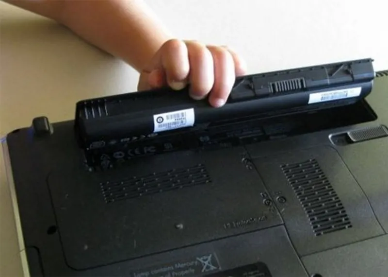 Tháo ráp pin mới vào khay chứa của laptop HP