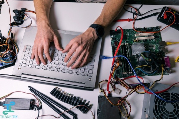 Thay thế linh kiện khi màn hình laptop Asus bị nhòe màu