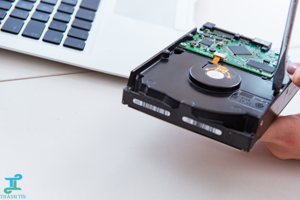 Thay linh kiện lỗi khi sửa laptop Quận Tân Bình