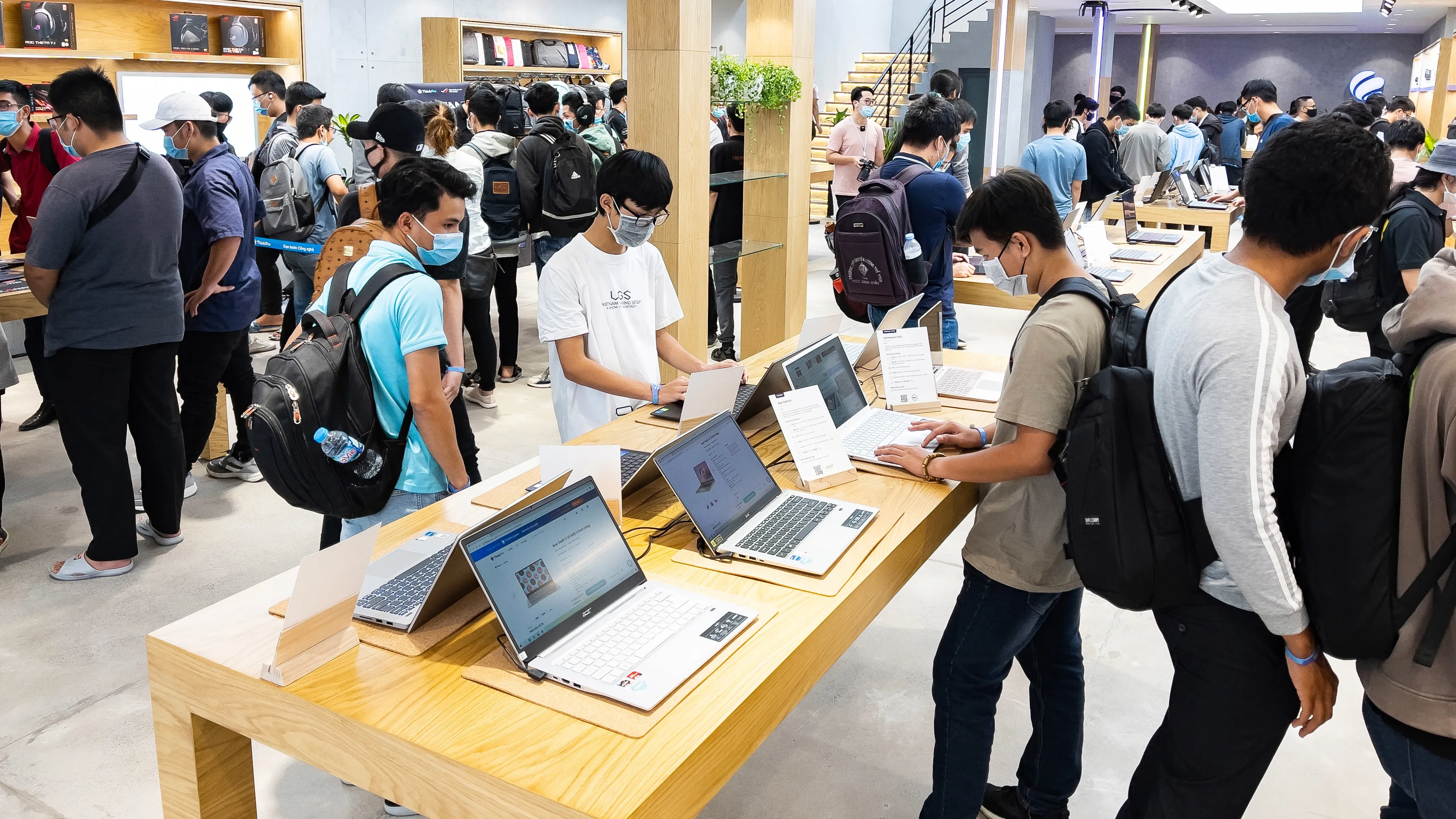 Không gian showroom ThinkPro với thiết kế hiện đại và mở