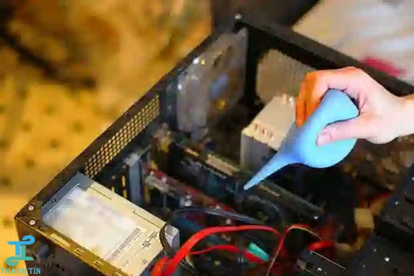 Thổi bụi khi vệ sinh nguồn máy tính