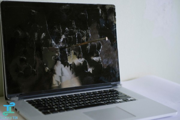 Thay màn hình cảm ứng laptop khi máy bị va đập