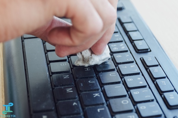Lau bàn phím khi vệ sinh máy tính Quận 1