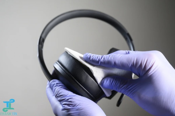 Lau sạch bề mặt khi vệ sinh tai nghe PC