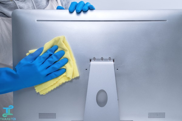 Vệ sinh khu vực bên ngoài máy