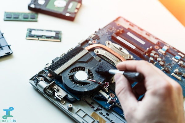 Làm sạch khu vực bên trong máy tính