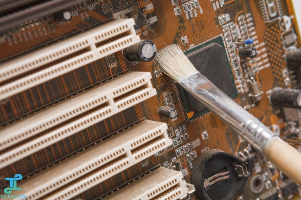 Loại bỏ bụi bẩn bên trong máy tính