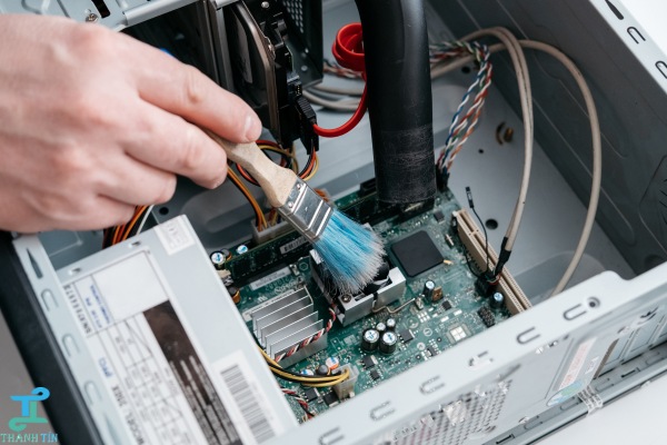 Vệ sinh bên trong thiết bị