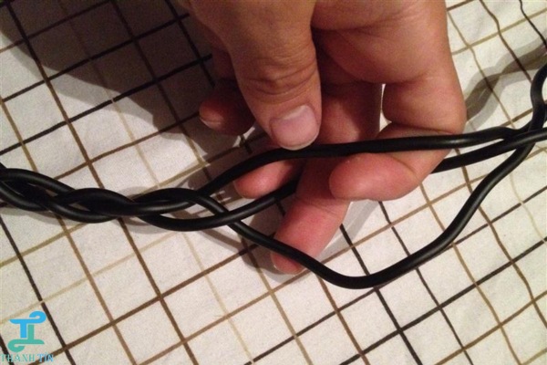 Dùng tăm bông và cồn lau sạch dây tai nghe