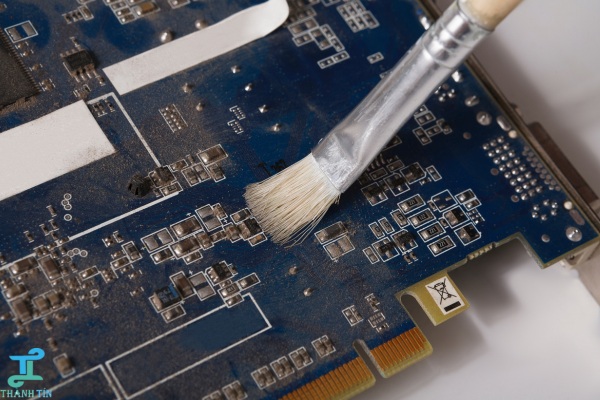 Lau linh kiện khi vệ sinh máy tính Quận 10