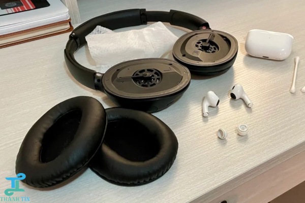 Cách vệ sinh tai nghe máy tính khu vực lưới loa