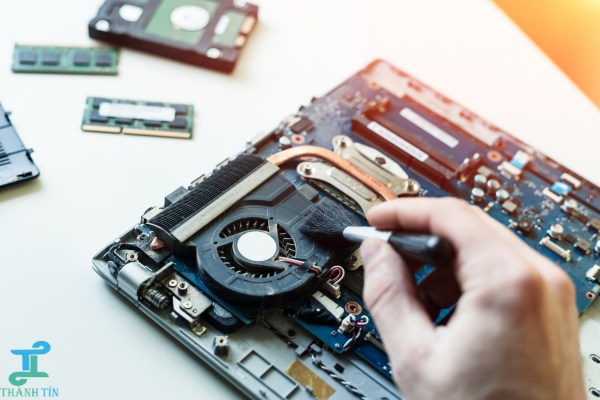 Làm sạch bên trong thiết bi khi màn hình laptop bị nháy sọc ngang