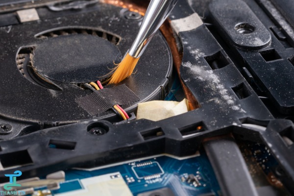 Mở nắp và vệ sinh linh kiện bên trong