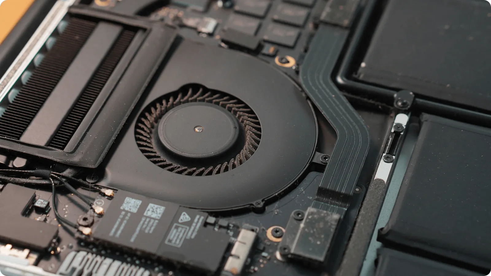 Vệ sinh quạt tản nhiệt laptop định kỳ