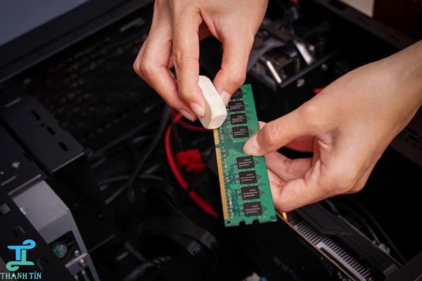 Vệ sinh khe RAM và bo mạch chủ