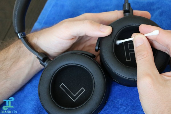 Cách vệ sinh tai nghe máy tính bằng tăm bông