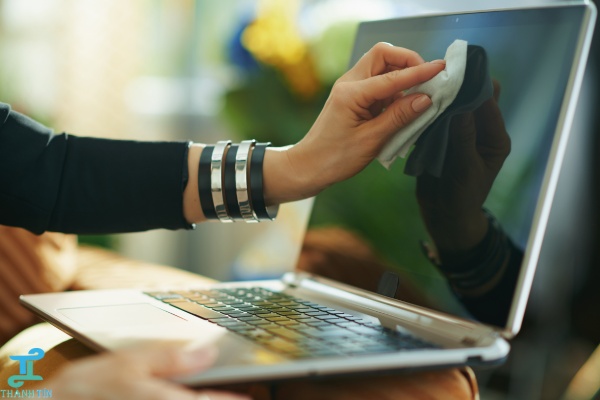 Vệ sinh từng bộ phận của máy tính cẩn thận