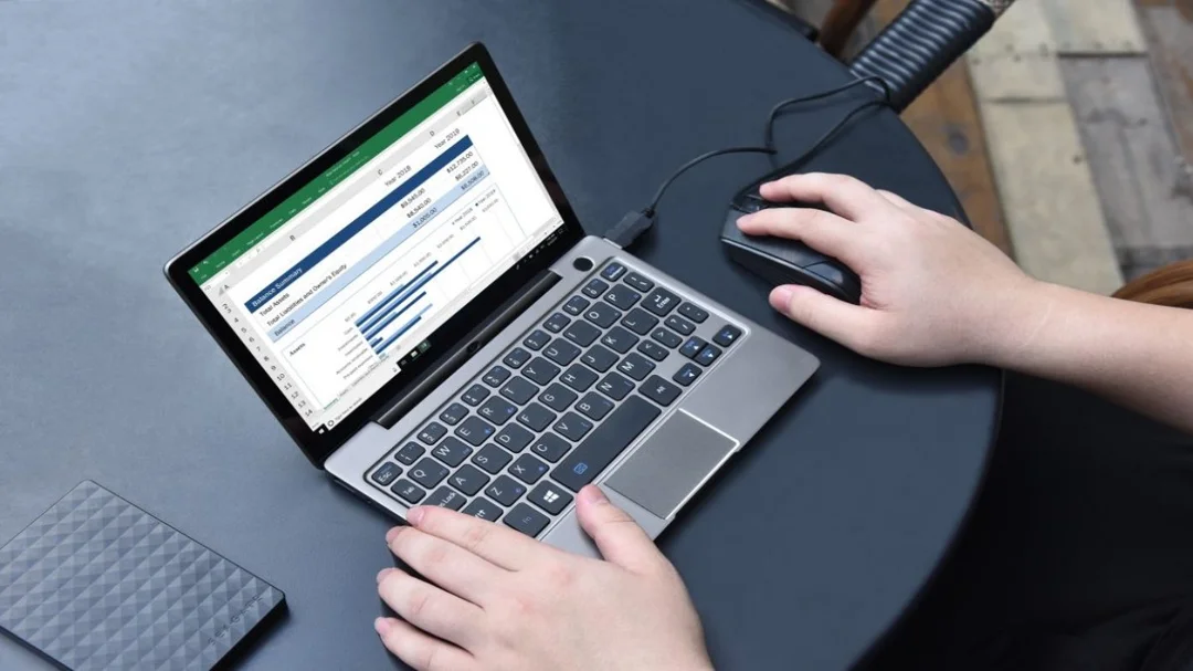 vừa sạc vừa dùng laptop có sao không khi đặt máy thoáng và dùng sạc đúng chuẩn