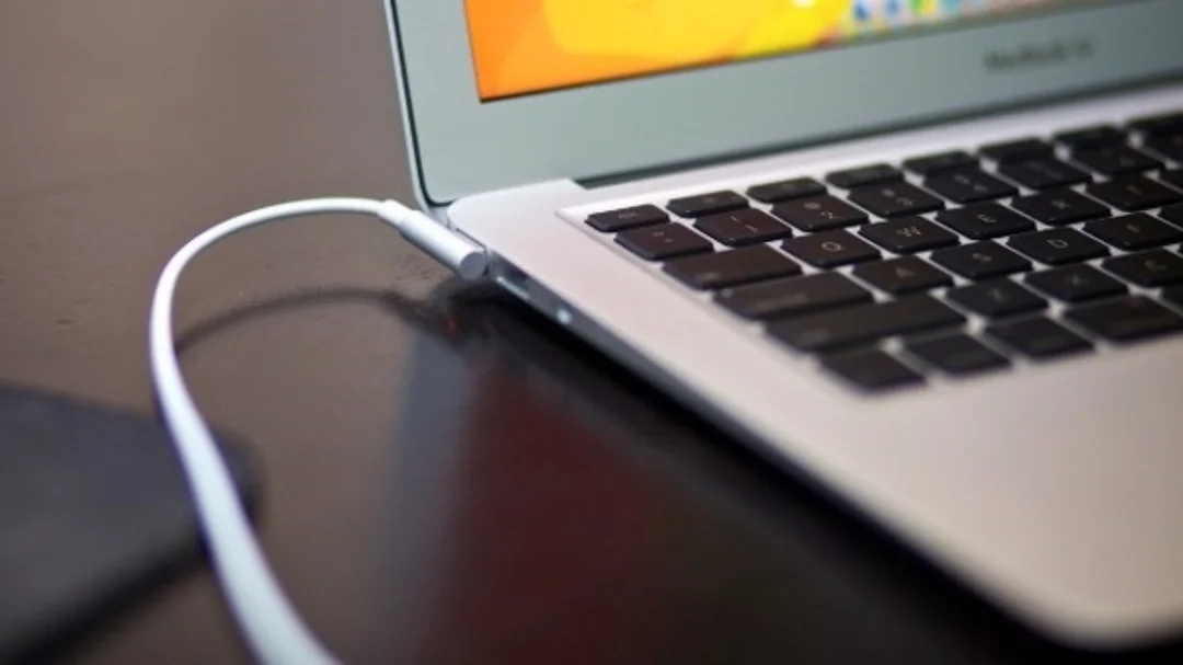 vừa sạc vừa dùng laptop có sao không với pin Li-ion hiện đại