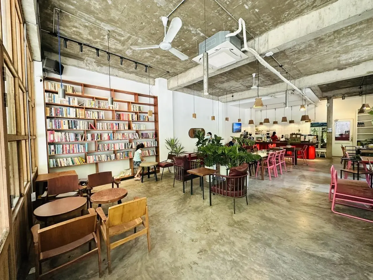 The LIB Coffee & Books sở hữu không gian xanh mát lý tưởng để học bài (Nguồn: Internet)