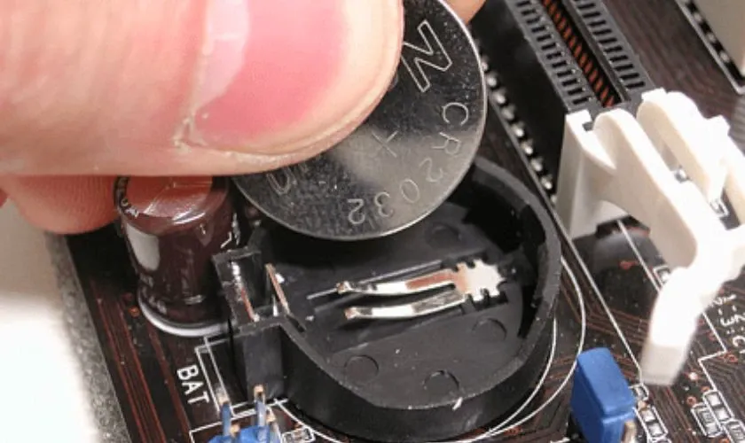 Lắp lại pin CMOS và nắp đáy