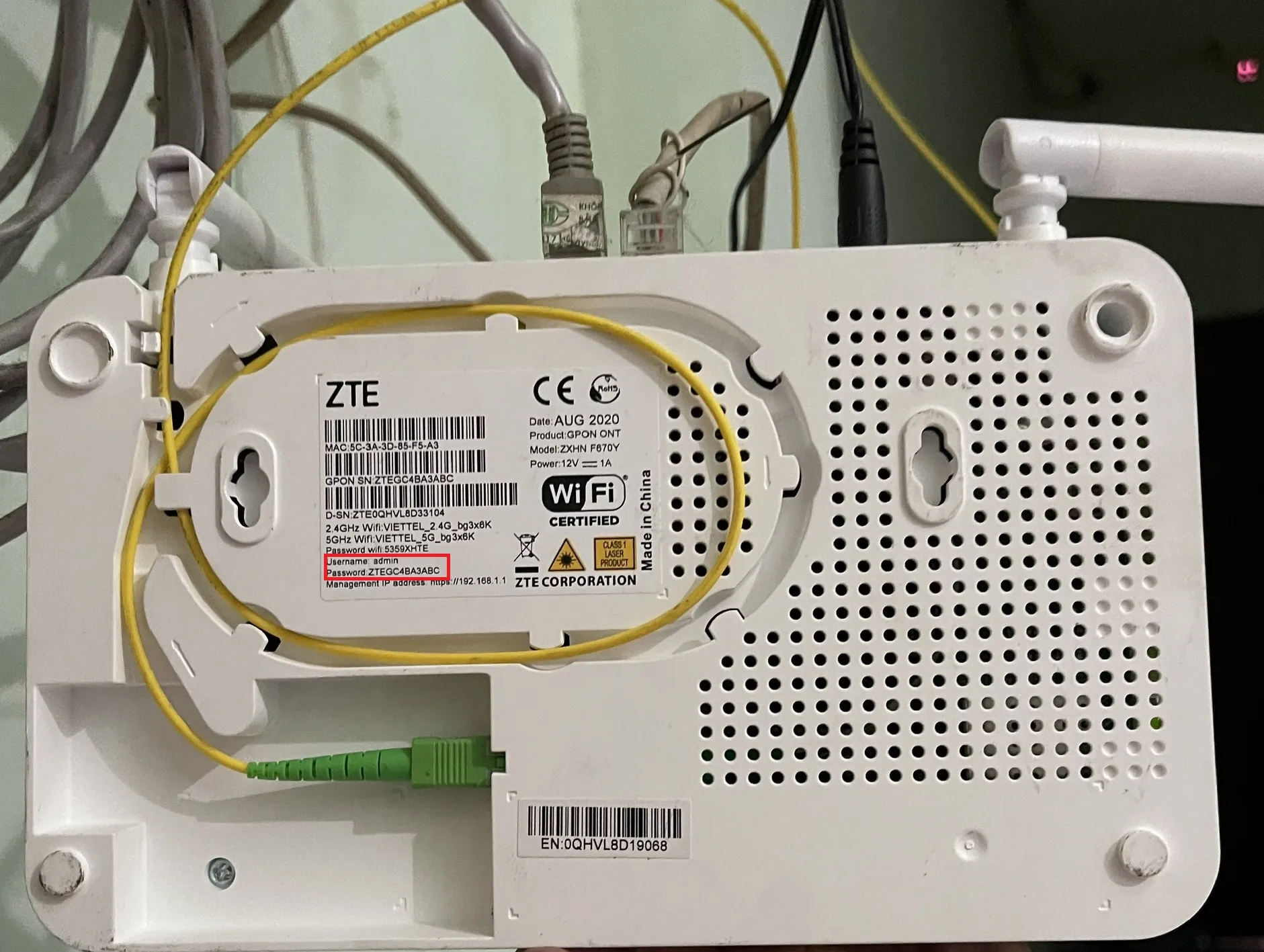 Kiểm tra thông tin tài khoản đăng nhập phía dưới đáy thiết bị