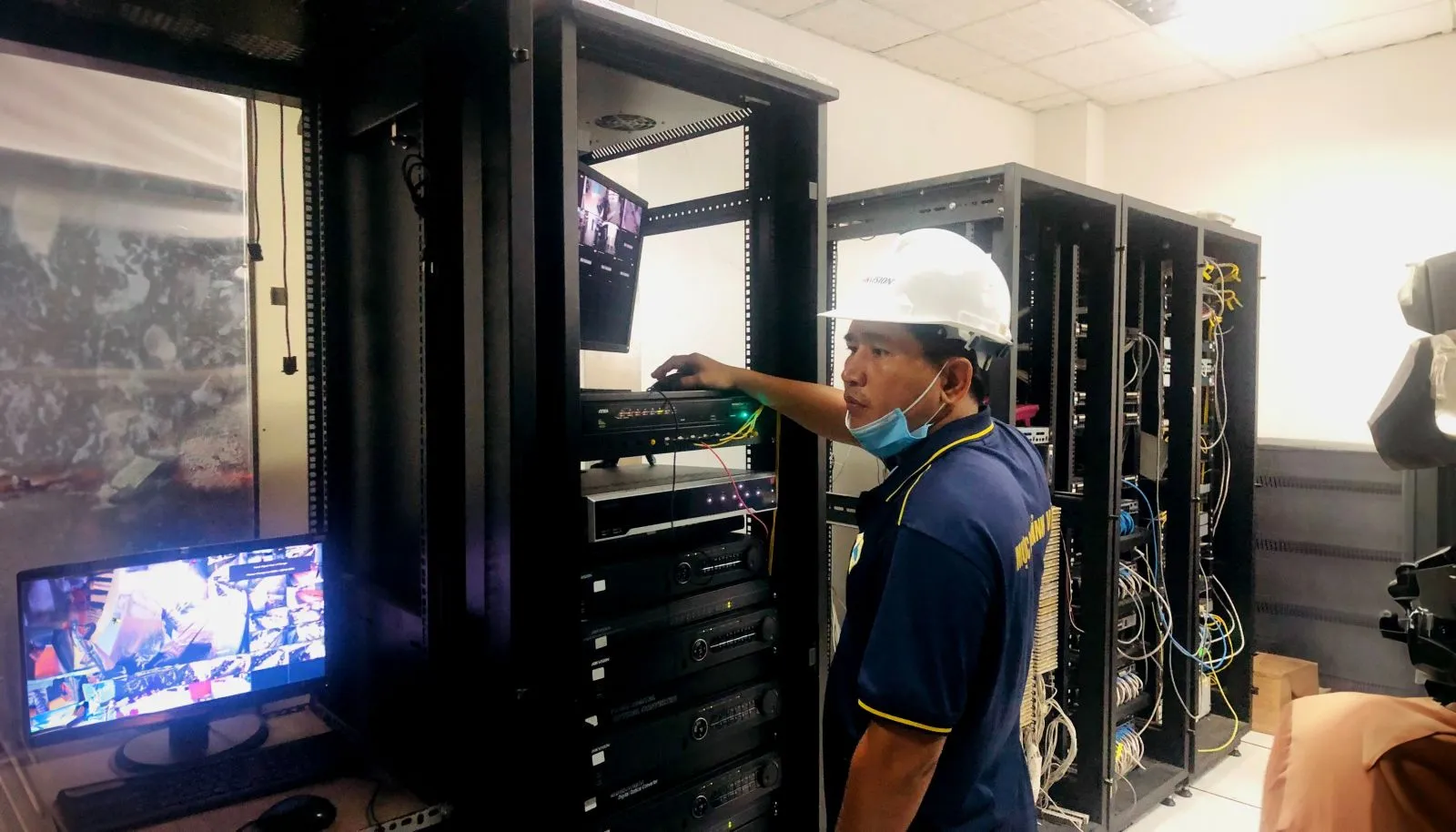 Kỹ thuật viên triển khai hạ tầng mạng tại tập đoàn Hoa Sen