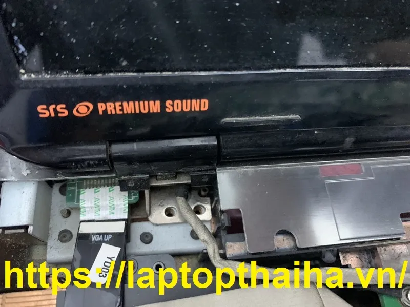 Bản lề laptop bị bung chân ốc